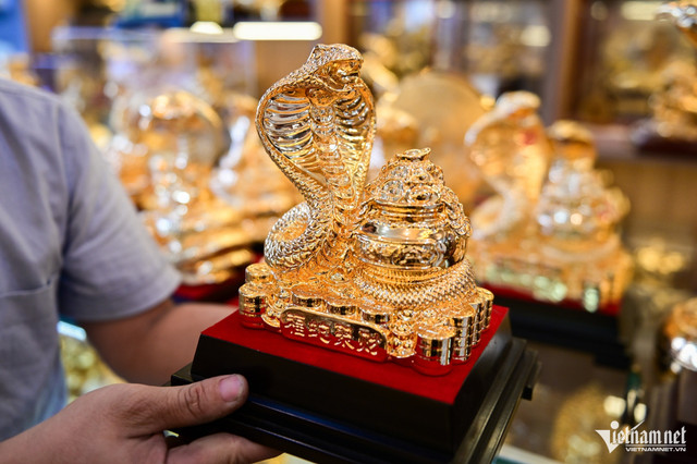 Năm Tỵ, nhiều linh vật rắn mạ vàng độc đáo giá đắt đỏ - Hình 8 Nam Ty, nhieu linh vat ran ma vang doc dao gia dat do-Hinh-8