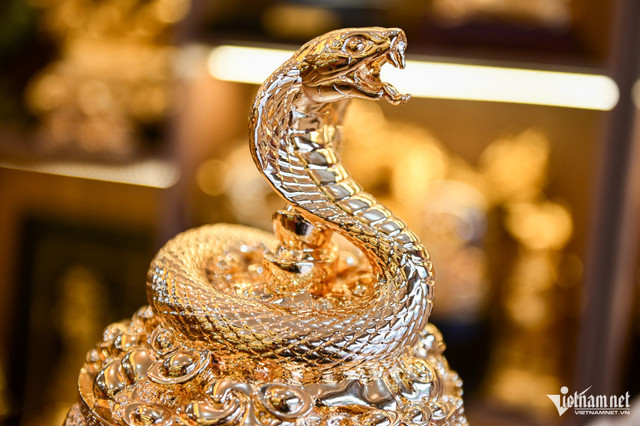 Năm Tỵ, nhiều linh vật rắn mạ vàng độc đáo giá đắt đỏ - Hình 7 Nam Ty, nhieu linh vat ran ma vang doc dao gia dat do-Hinh-7
