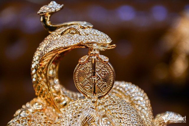 Năm Tỵ, nhiều linh vật rắn mạ vàng độc đáo giá đắt đỏ - Hình 3 Nam Ty, nhieu linh vat ran ma vang doc dao gia dat do-Hinh-3
