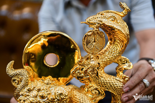 Năm Tỵ, nhiều linh vật rắn mạ vàng độc đáo giá đắt đỏ - Hình 6 Nam Ty, nhieu linh vat ran ma vang doc dao gia dat do-Hinh-6