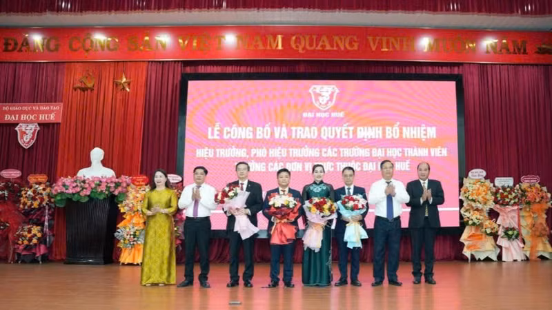 Lãnh đạo TP Huế tặng hoa chúc mừng.