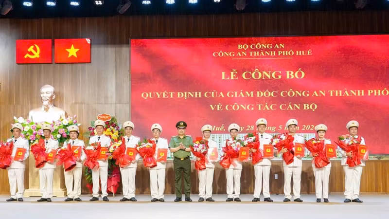 Nhiều cán bộ chủ chốt Công an TP Huế nhận nhiệm vụ tại đơn vị mới