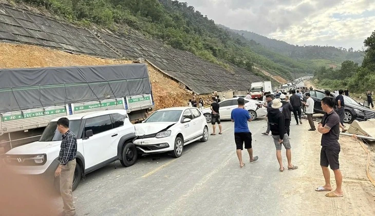 Va chạm liên hoàn 11 ô tô hư hỏng nặng trên cao tốc La Sơn - Túy Loan 