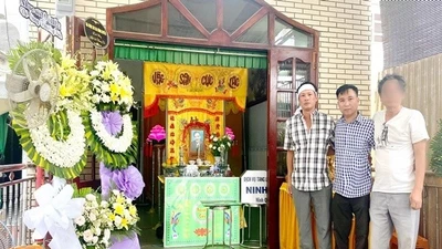 Con trai diễn viên Thương Tín nén đau buồn trong tang lễ cha