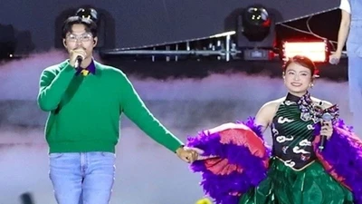 Hoàng Thùy Linh - Đen Vâu nắm tay trên sân khấu ca nhạc