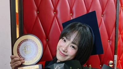 Ca sĩ Lương Bích Hữu tươi rói nhận bằng cử nhân