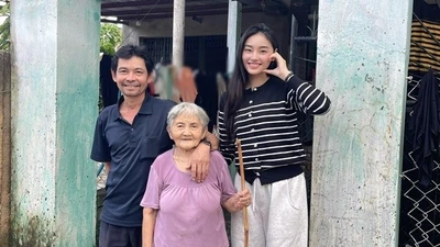 Hoa hậu Yến Nhi gặp lại người thân khi về quê cứu trợ