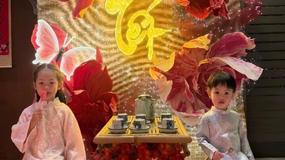 Khoảnh khắc đón Tết sớm của 2 nhóc tỳ nhà Đàm Thu Trang - Cường Đô la