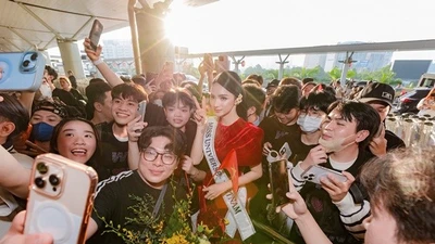 Hoa hậu Hương Giang được fan vây kín ở sân bay khi đi thi Miss Universe 2025