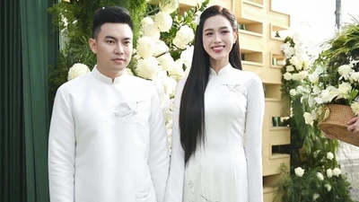 Đỗ Thị Hà ân cần chăm sóc chồng doanh nhân trong lễ ăn hỏi