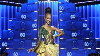 Hoa hậu Nam Phi khéo xử lý sự cố trang phục trong bán kết Miss Cosmo 2025