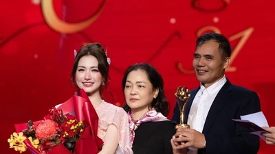 Hòa Minzy hạnh phúc khi nhận giải Mai Vàng bên bố mẹ