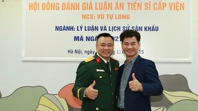 NSND Xuân Bắc vui mừng khi NSND Tự Long bảo vệ thành công luận án tiến sĩ