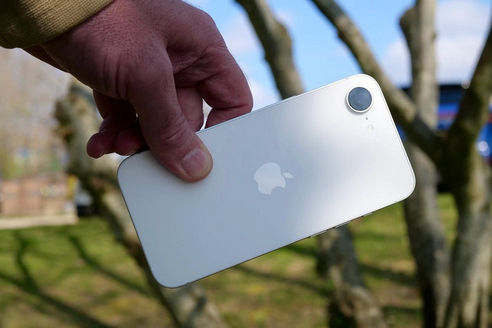 Việc bổ sung MagSafe giúp chiếc iPhone này kết nối tốt hơn với hệ sinh thái phụ kiện ngày càng phong phú của Apple.