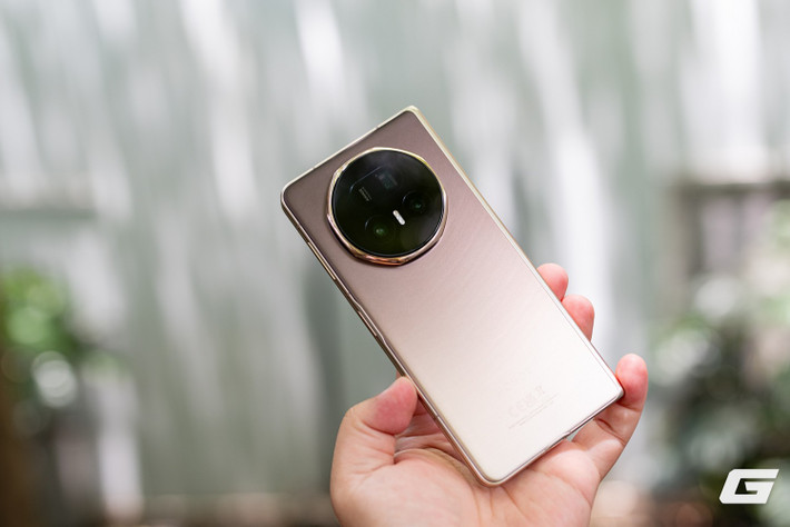 HONOR Magic V5 vừa được giới thiệu tại Việt Nam với tính năng phát hiện giả mạo AI lần đầu xuất hiện trên smartphone. (Ảnh: Genk)