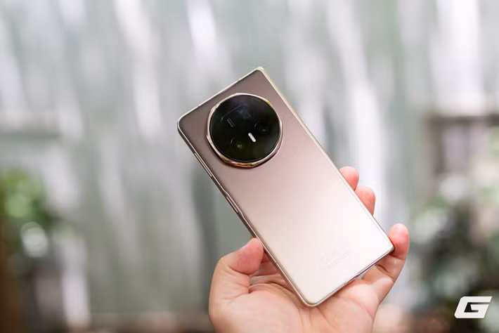 HONOR Magic V5 vừa được giới thiệu tại Việt Nam với tính năng phát hiện giả mạo AI lần đầu xuất hiện trên smartphone. (Ảnh: Genk)
