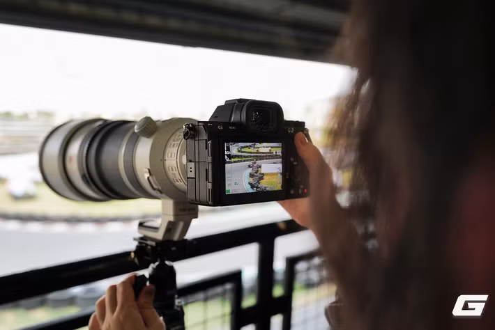Tại Việt Nam, Sony Alpha 7R VI có giá tham khảo 113,99 triệu đồng trong khi ống kính FE 100-400mm F4.5 GM OSS được niêm yết ở mức 115,99 triệu đồng, biến đây trở thành một trong những combo máy ảnh mirrorless đắt đỏ và mạnh mẽ nhất mà Sony từng tung ra thị trường.(Ảnh: Genk)