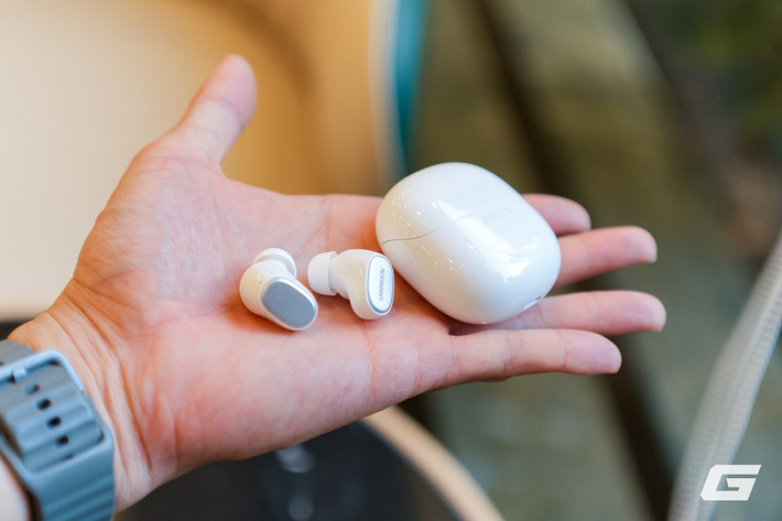 Thiết kế nhỏ gọn, đeo êm, phù hợp cả với người dùng nữ và vận động nhẹ.(Ảnh: Genk)