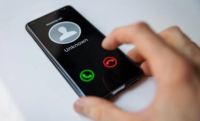 Các chuyên gia khuyên nên giữ im lặng hoặc cúp máy để tránh rủi ro.