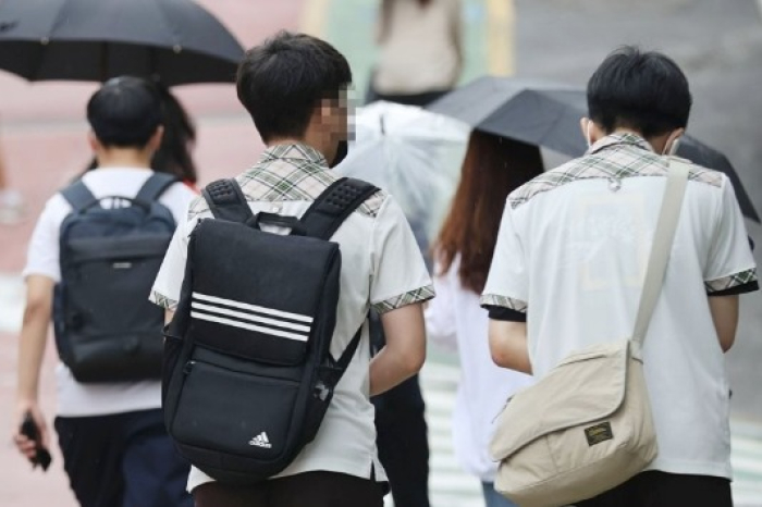 Giới phê bình cảnh báo ranh giới giữa trách nhiệm công và lợi ích cá nhân đang bị xóa nhòa. Khi giáo viên nhận tài trợ, nội dung có thể bị chi phối bởi mục tiêu kiếm tiền.