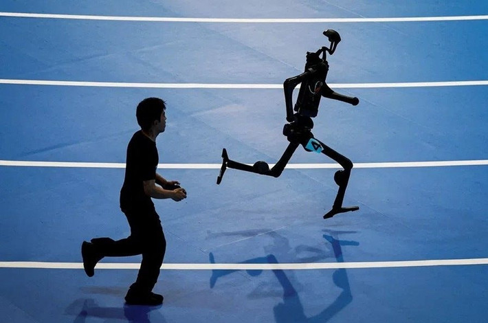 Ngành robot hình người Trung Quốc đang tăng trưởng nóng với tốc độ trên 50% mỗi năm, nhưng tính ứng dụng thực tế vẫn là dấu hỏi lớn.