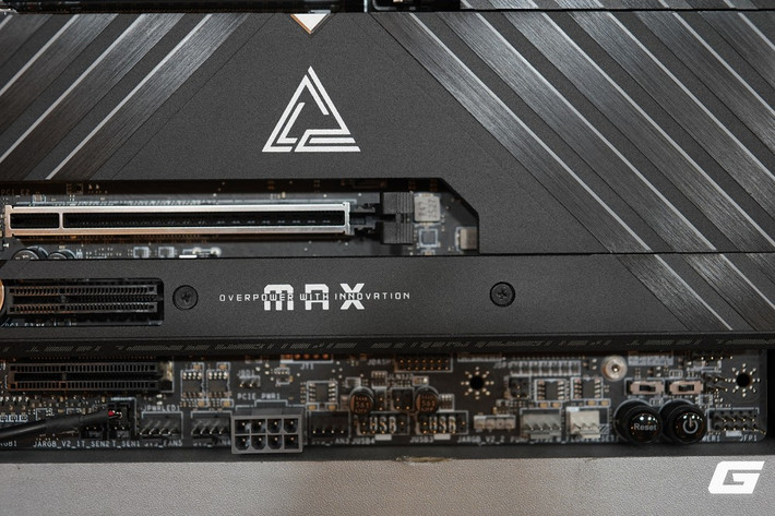 MSI còn bổ sung Tuning Controller cùng CLICK BIOS X mới, tối ưu riêng cho CPU AMD X3D với Latency Killer và X3D Gaming Mode.(Ảnh: Genk)