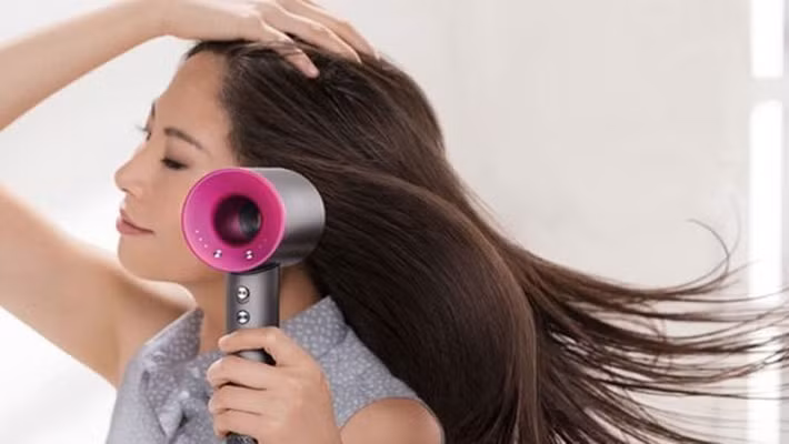 Thị trường máy sấy tóc đang chứng kiến sự thay đổi mạnh mẽ khi các thương hiệu lớn không còn tập trung quảng bá công suất hay tốc độ làm khô đơn thuần mà chuyển sang cuộc đua công nghệ chăm sóc tóc, biến một thiết bị gia dụng quen thuộc thành công cụ hỗ trợ bảo vệ và tạo kiểu tóc chuyên nghiệp ngay tại nhà.