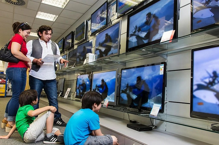 Người dùng chủ yếu tiếp cận công nghệ LED hoặc QLED, với tuổi thọ khoảng 50.000 giờ, có thể kéo dài đến 10 năm.