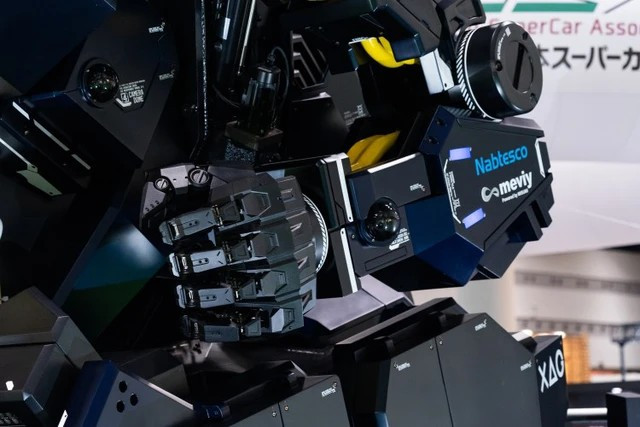 Buồng lái được thiết kế như Gundam, điều khiển bằng joystick, với tầm nhìn từ 26 camera.