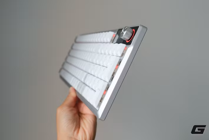 Sở hữu layout 99% nhỏ gọn nhưng vẫn giữ đầy đủ cụm numpad, sản phẩm giúp tối ưu không gian làm việc, tạo thêm diện tích cho chuột và phù hợp với nhiều góc setup từ văn phòng đến gaming chuyên nghiệp.(Ảnh: Genk)