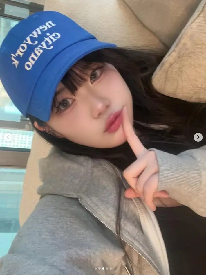 Trang phục đời thường như áo thun, croptop hay đồ thể thao được lựa chọn khéo léo, vừa năng động vừa tôn dáng khi xuất hiện trước ống kính.