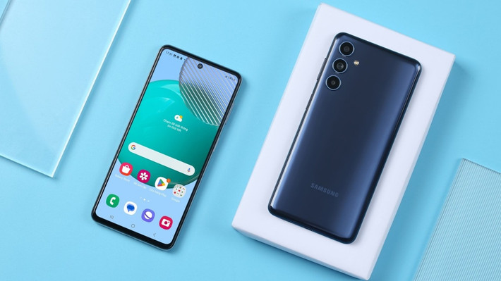 2. Galaxy M55 5G mang đến hiệu năng ổn định với chip Snapdragon 7 Gen 1 và pin 5000mAh kèm sạc nhanh 45W.