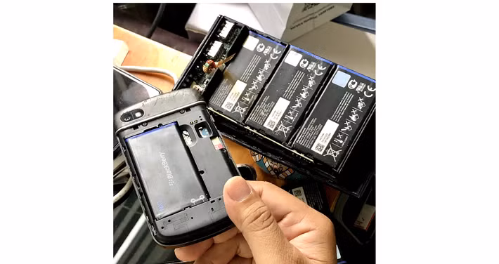 Không chỉ thiết kế, bài toán kỹ thuật cũng là thách thức lớn khi pin tháo rời buộc phải có lớp vỏ bảo vệ, khiến dung lượng giảm hoặc thân máy dày hơn do chiếm thêm không gian.