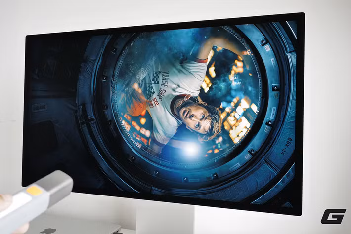 Tổng thể, Studio Display XDR không chỉ là một màn hình, mà là trung tâm của không gian làm việc hiện đại, nơi phần cứng và phần mềm hòa quyện để tạo ra trải nghiệm cao cấp đúng chất Apple.(Ảnh: Genk)