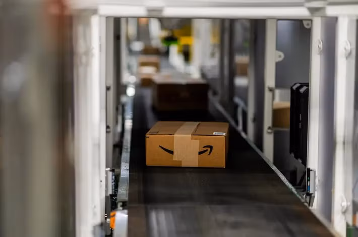 Theo New York Times, Amazon chuẩn bị thay thế 500.000 lao động bằng robot trong quá trình tự động hóa tới 75% hoạt động kho vận.