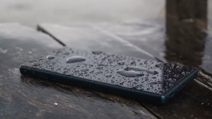 Mỗi mùa mưa bão, điện thoại, laptop và thiết bị smarthome là những vật dụng dễ bị ngấm nước nhất.