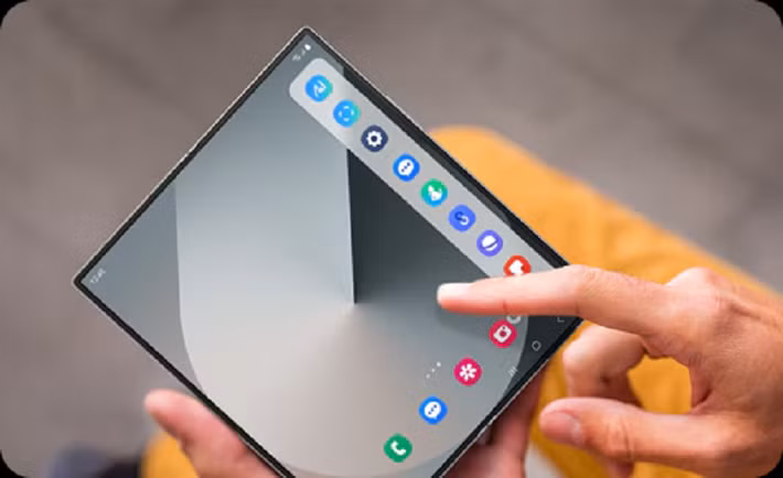 Không chỉ hỗ trợ đa nhiệm, Edge Panel còn đóng vai trò như trung tâm truy cập nhanh giúp người dùng mở ngay các ứng dụng thường dùng như Chrome, Bản đồ, Slack hay Mail mà không cần thoát ứng dụng đang sử dụng, đặc biệt hữu ích với các mẫu Galaxy màn hình lớn.