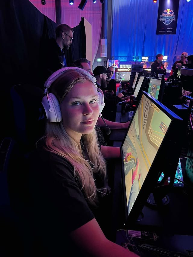 Tilde Byström, biệt danh 7licious, là nữ game thủ CS2 chuyên nghiệp đến từ Thụy Điển.