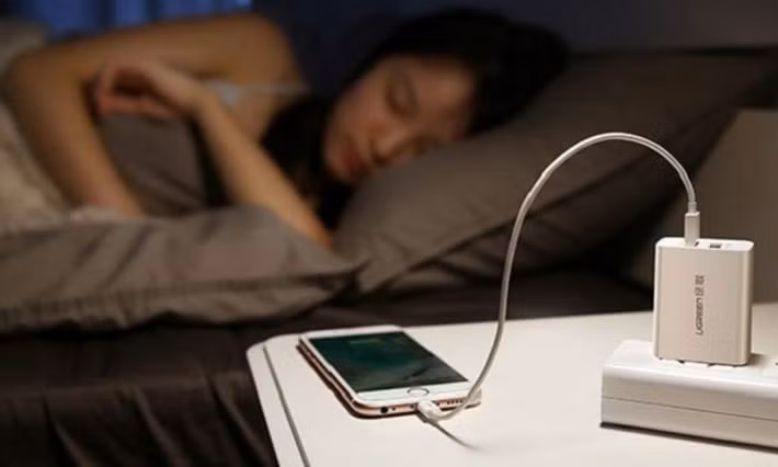 Việc sạc qua đêm không gây hại, miễn là không để dây cắm liên tục quá lâu.