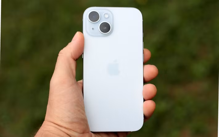 2. iPhone 15 tiêu chuẩn có giá 12,5-15 triệu đồng, nổi bật với màn hình Dynamic Island và cổng USB-C hiện đại.