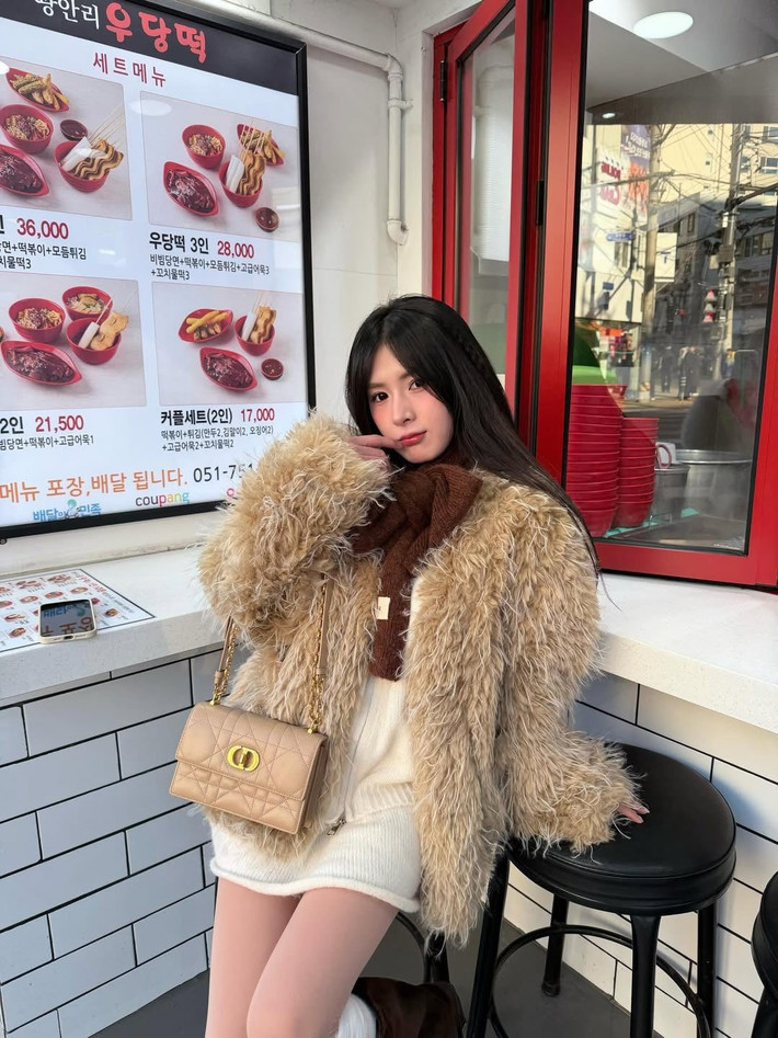 Bối cảnh đường phố Busan cùng ánh nắng dịu nhẹ càng làm nổi bật gương mặt xinh xắn và làn da sáng của cô nàng.