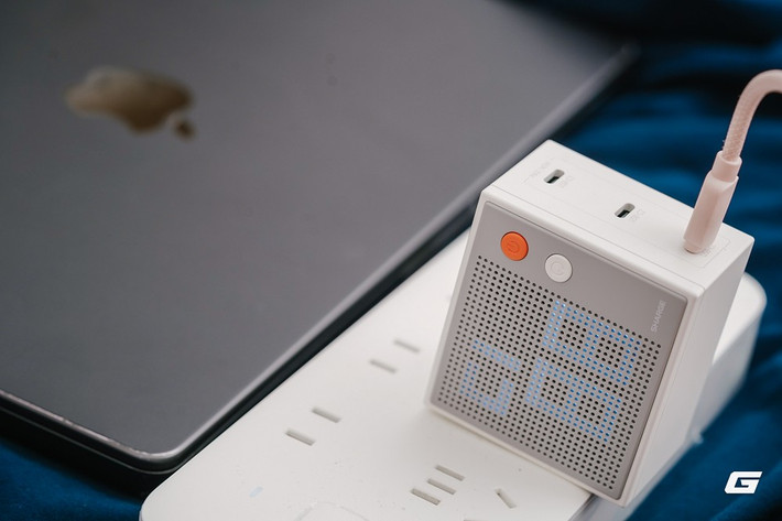 Pixel 140 mạnh mẽ hơn với full USB-C, mỗi cổng có thể đạt tới 140W khi sạc đơn.(Ảnh: Genk)