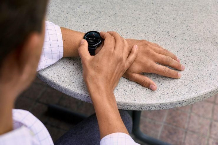 Màn hình AMOLED rực rỡ, tích hợp đèn pin LED tiện lợi cho chạy đêm hoặc tìm đồ.