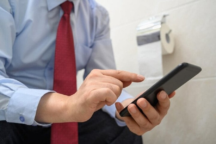 Nhiều người còn có thói quen cắm trại trong toilet cùng điện thoại, làm tăng nguy cơ trĩ và rối loạn tuần hoàn.