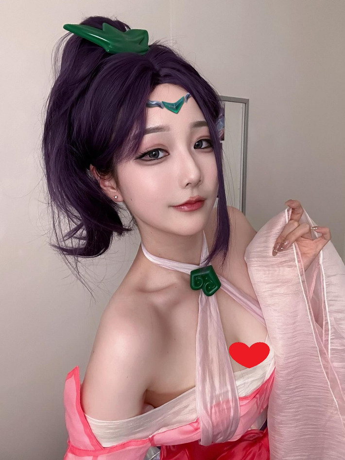 Trang phục Janna vốn gợi cảm, khi khoác lên càng tôn thêm thế mạnh hình thể của cô.