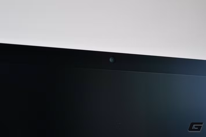 Về kết nối, màn hình hỗ trợ Thunderbolt tốc độ cao, cho phép truyền dữ liệu, xuất hình và sạc MacBook chỉ với một sợi cáp duy nhất, giúp bàn làm việc gọn gàng hơn đáng kể.(Ảnh: Genk)