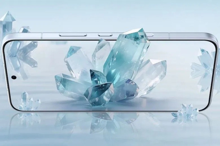 Thiết kế khung viền phẳng, mặt lưng cold-carving và cụm camera oval tạo dấu ấn riêng.