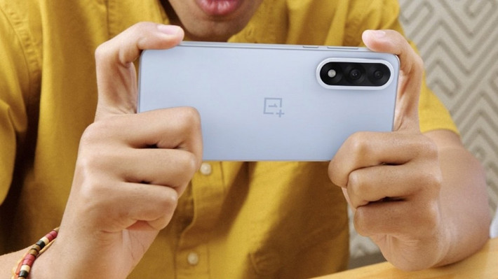 7. OnePlus Nord 5 có màn AMOLED 144 Hz, chip Snapdragon 8s Gen 3 và camera 50 MP OIS, song không hỗ trợ eSIM.