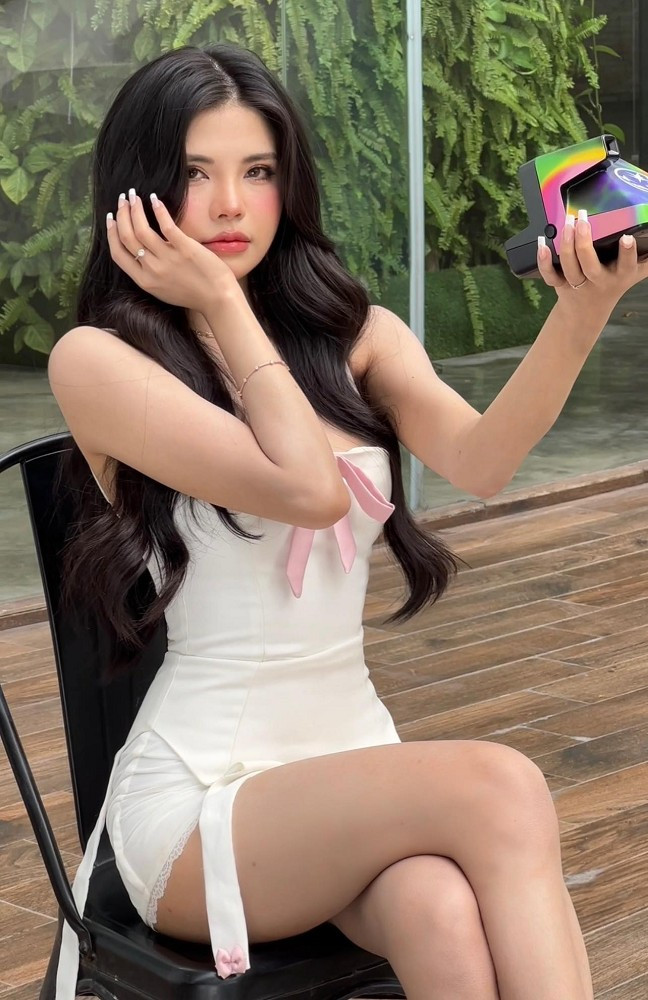 Không chỉ là một MC tài năng, cô nàng còn là biểu tượng nhan sắc với phong cách biến hóa đa dạng, lúc ngọt ngào, lúc quyến rũ.