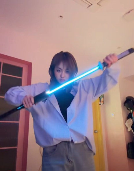 Với ánh đèn mờ ảo và kiếm phát sáng, fan tưởng sẽ có màn biểu diễn cực ngầu.